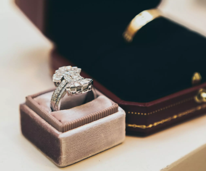 The Digital Evolution of Jewelry Shopping: How Technology is Shaping the Industry