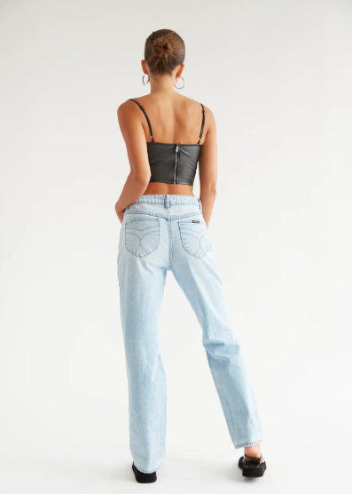 The Enduring Charm of Rollas Heidi Jeans: A Wardrobe Staple for Every Season